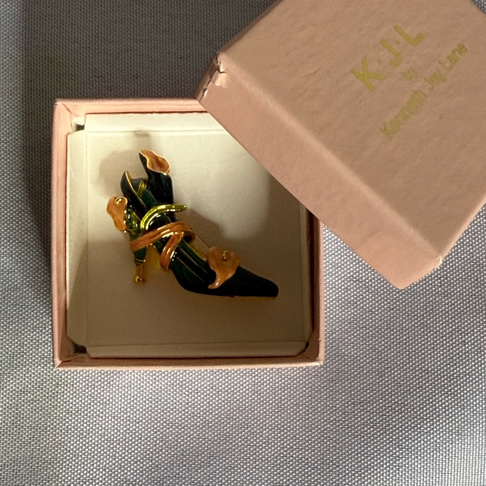 #050 Kenneth Jay Lane Green and Orange Heels Brooch - Picture 3 of 4